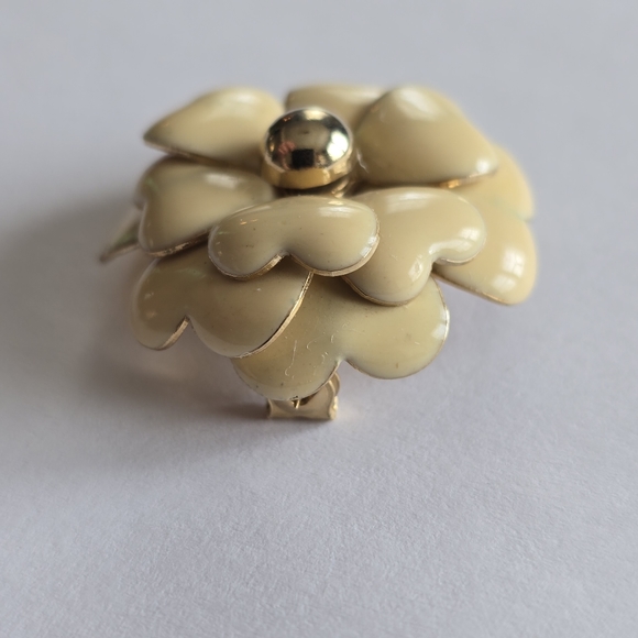 Vintage brooch flower cream colored enamel Gold tone floral pin - Picture 5 of 9